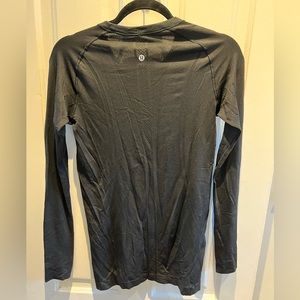 Lululemon - black long sleeved - size 8